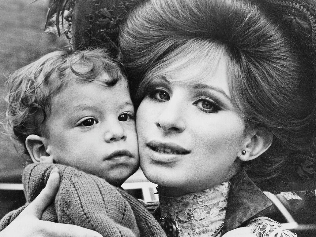 Barbra Streisand: Η μυθική καριέρα, οι μεγάλοι έρωτες & το επίπονο μυστικό από τα παιδικά χρόνια της σταρ που σήμερα γίνεται 82 ετών 4