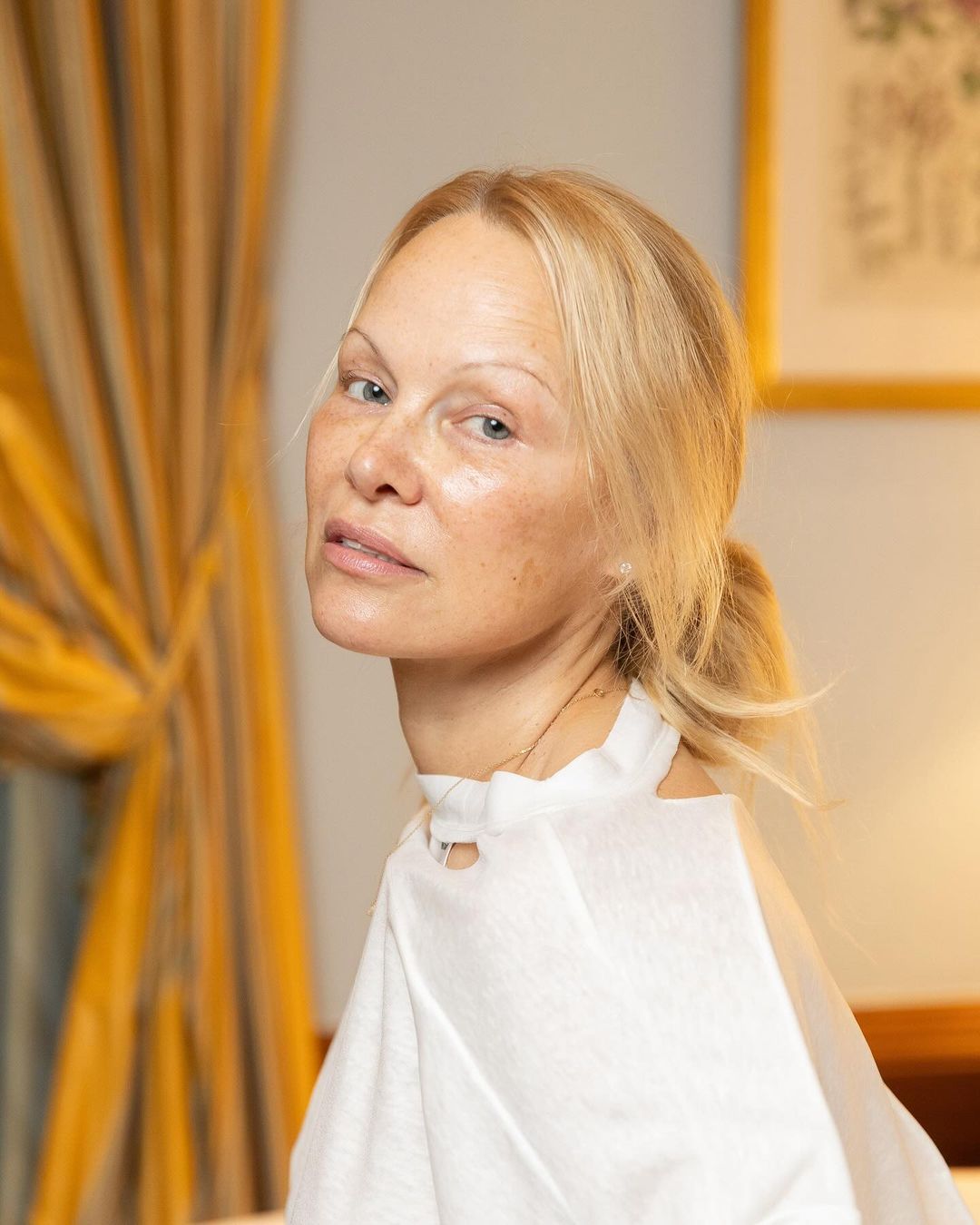 Pamela Anderson: Μετά τις εμφανίσεις της χωρίς μακιγιάζ, λανσάρει δική της skincare σειρά 2