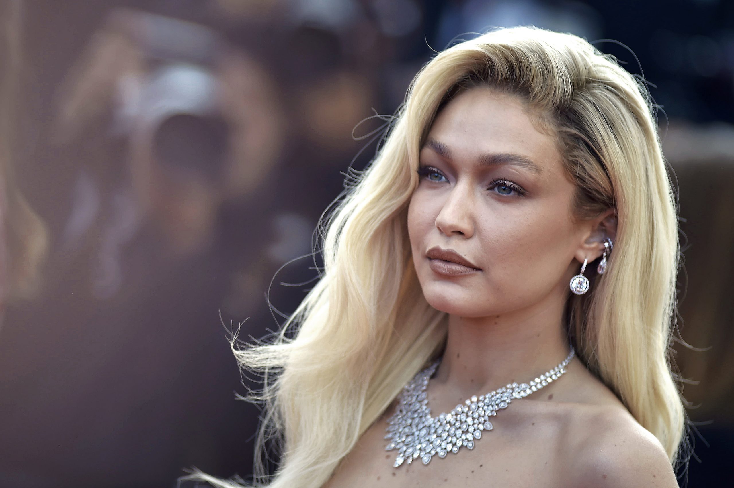 Gigi Hadid – Bradley Cooper: Η ρομαντική βόλτα τους χέρι-χέρι στο Λονδίνο 1