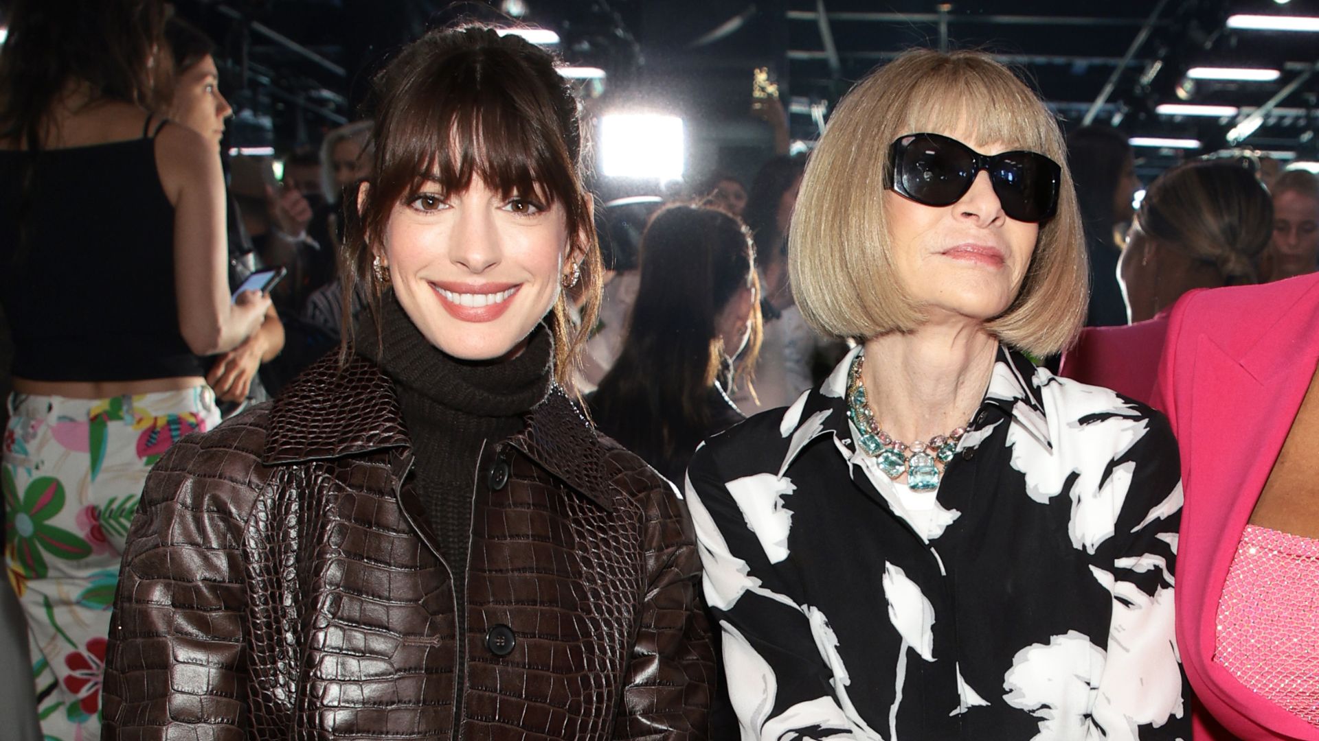 Anna Wintour και Anne Hathaway έκαναν εμφάνιση-έκπληξη στο Broadway σε μια σκηνή βγαλμένη από το Devil Wears Prada 1