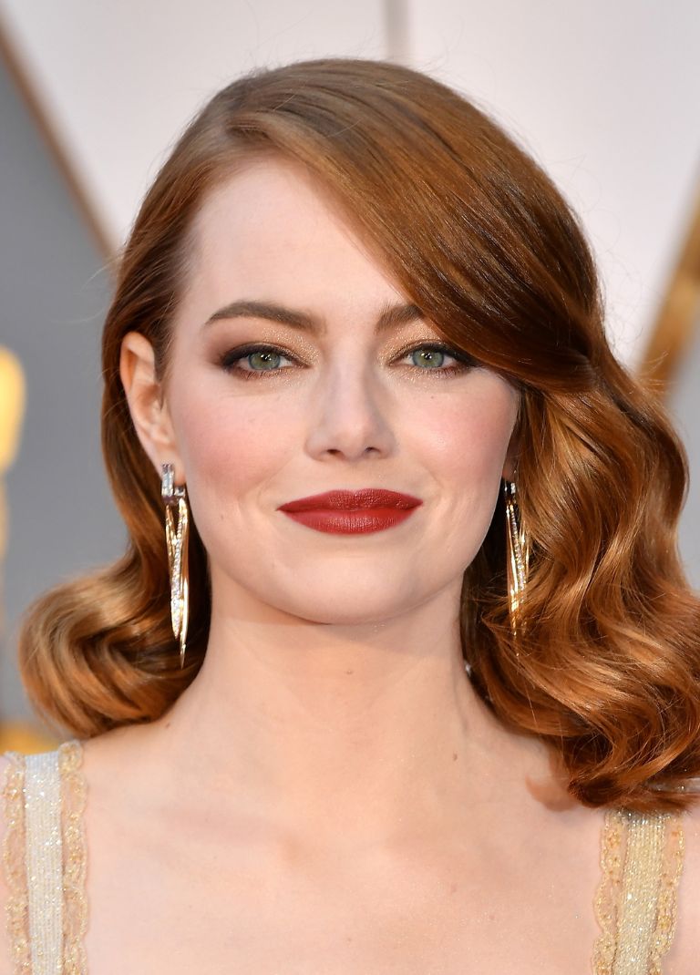 Η Emma Stone μάς θύμισε γιατί αυτή η απόχρωση κραγιόν είναι η αγαπημένη μας 2