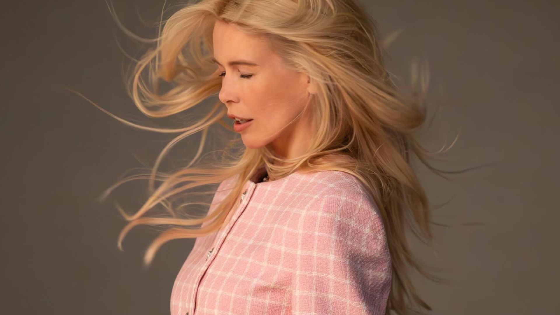 H Claudia Schiffer έχει τους δύο πιο chic τρόπους να φορέσουμε παστέλ 1