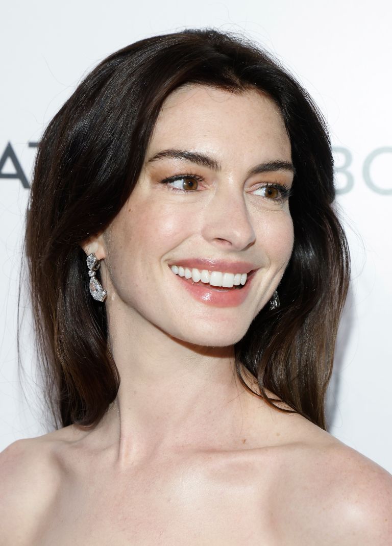 Anne Hathaway: Μόλις υιοθέτησε το πιο stylish bob με αφέλειες 2