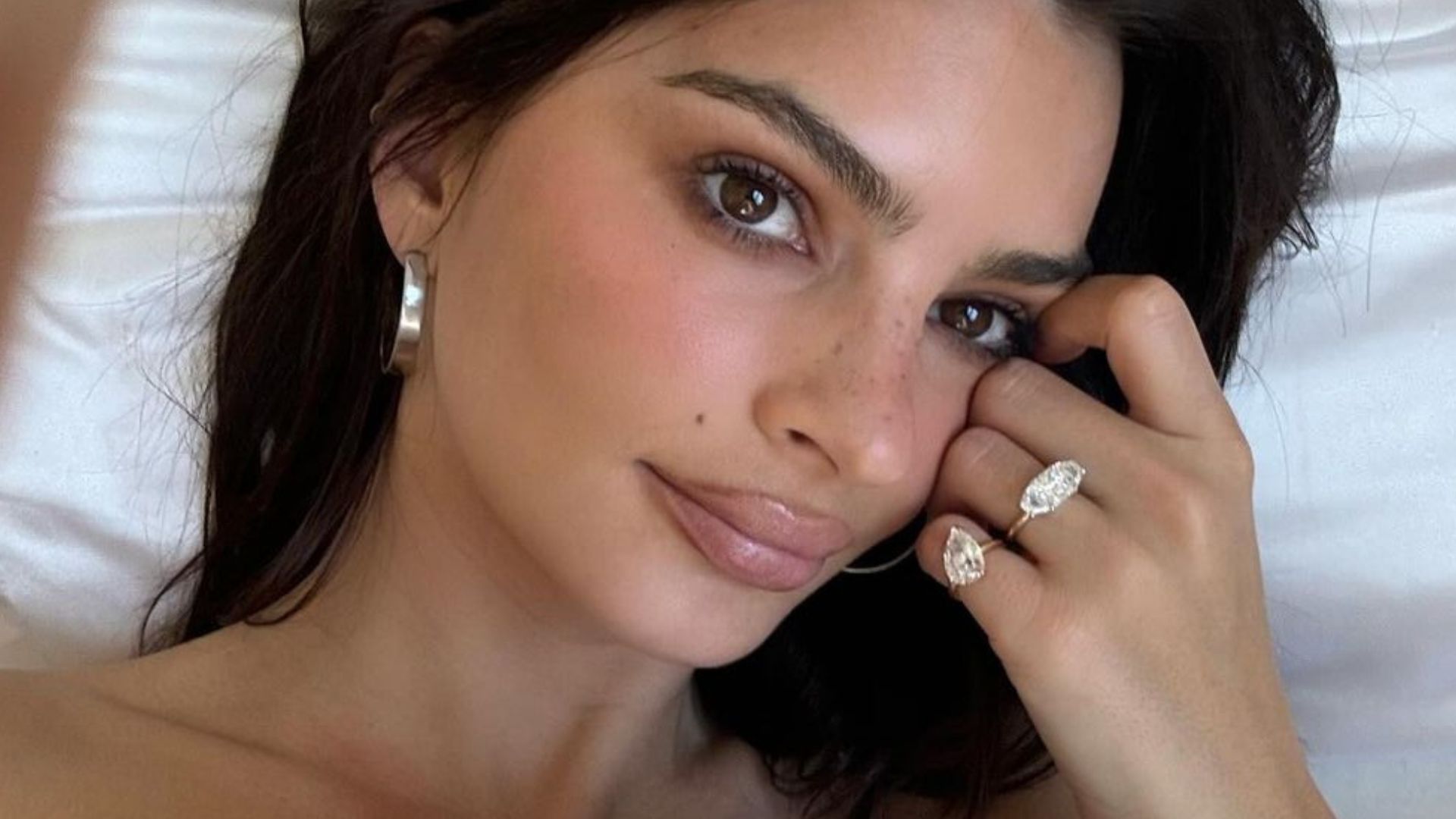 Emily Ratajkowski: Χώρισε το δαχτυλίδι αρραβώνων της στα δύο και δημιούργησε τα “divorce rings” 1