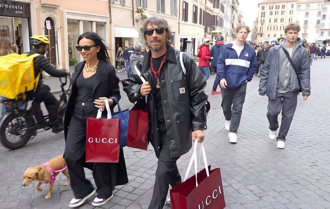 Ο Pierpaolo Piccioli στη Ρώμη με τσάντες Gucci στα χέρια είναι το πιο επικό τρολ στη σύγχρονη μόδα 1