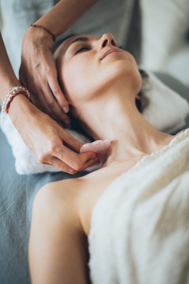 Body Gua Sha: Η τεχνική μασάζ που θα σας χαρίσει σφριγηλό σώμα 4