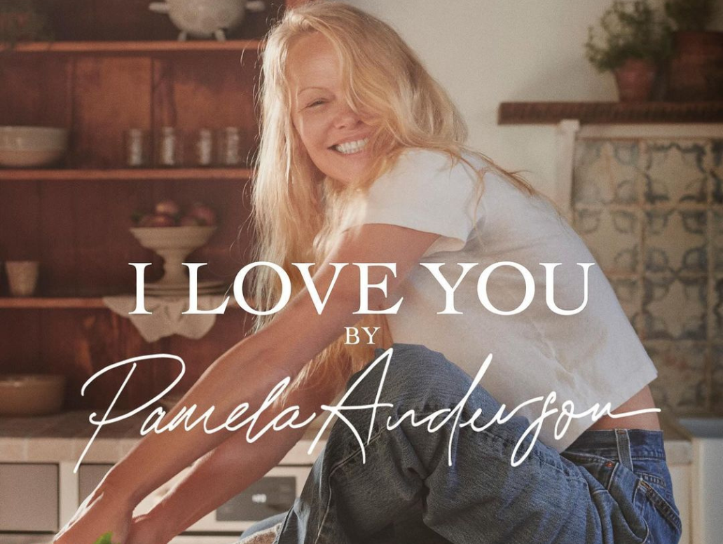 Η Pamela Anderson μετά την ταινία και το βιβλίο για τη ζωή της, ανακοίνωσε το νέο της βήμα 1