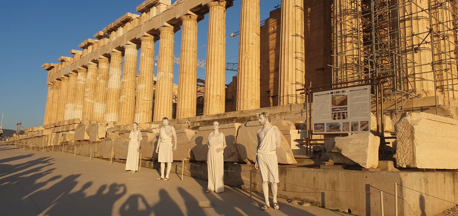 Οι χλαμυδοφόροι στην Ακρόπολη θα μπορούσαν να ήταν σκετς των Απαράδεκτων για την Eurovision -αλλά δεν ήταν 2