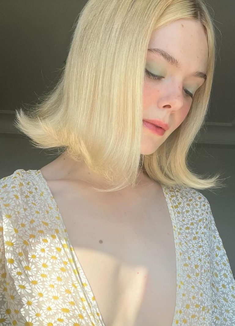 Αυτή είναι η μπλε σκιά ματιών της Elle Fanning που θα αντιγράψουμε σίγουρα στα καλοκαιρινά μας μακιγιάζ 2