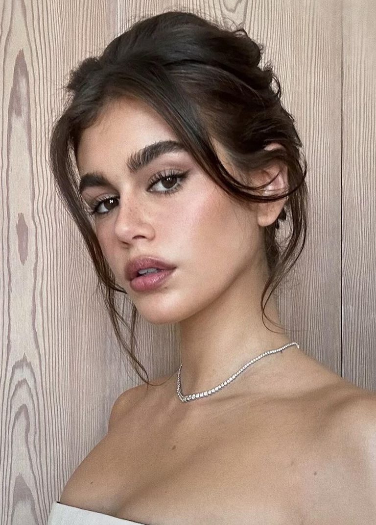 Το επιμελώς ατημέλητο σινιόν της Kaia Gerber που θα αντιγράψουμε σίγουρα στις καλοκαιρινές εμφανίσεις μας 2