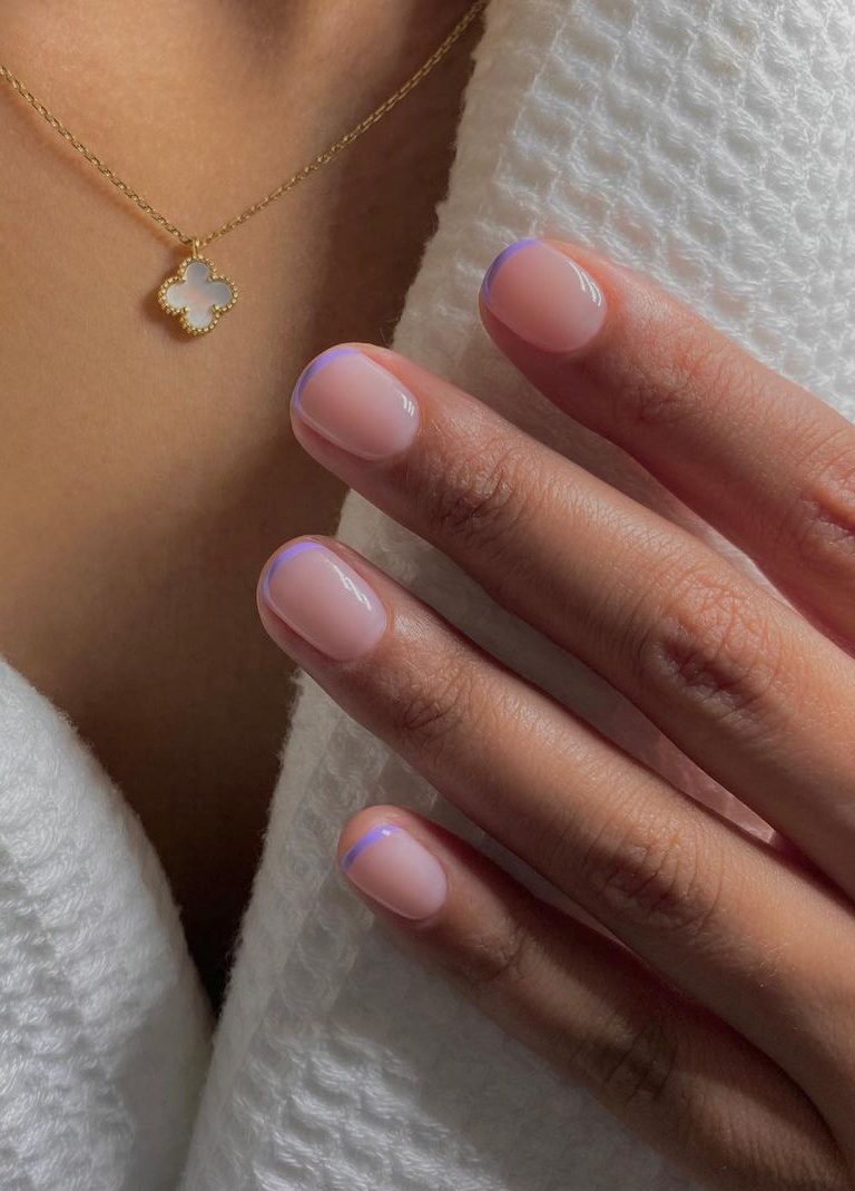 Lavender nails: Η τάση στο μανικιούρ που επέστρεψε πάνω στην ώρα για την άνοιξη 2