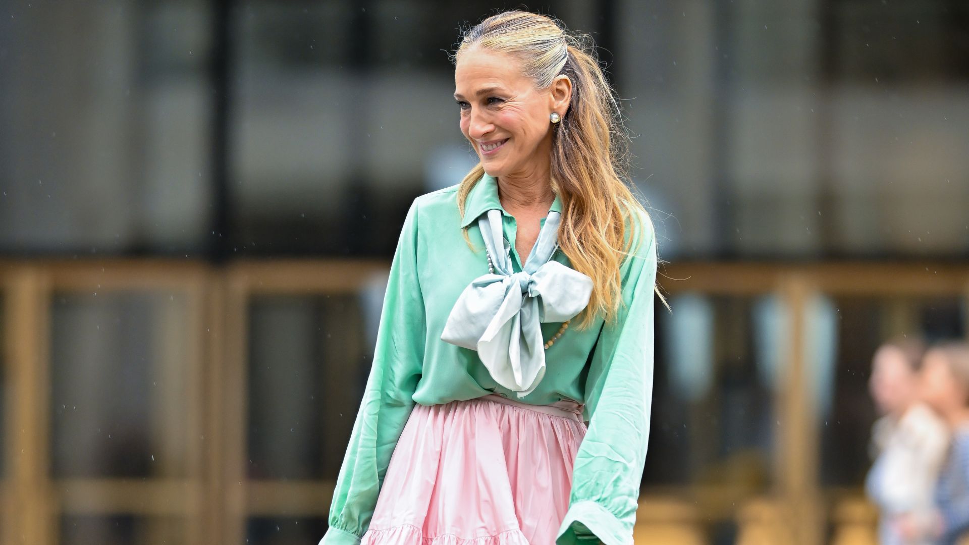 Sarah Jessica Parker: To πρώτο look της Carrie από τα γυρίσματα του νέου κύκλου AJLT ήρθε στη δημοσιότητα 1