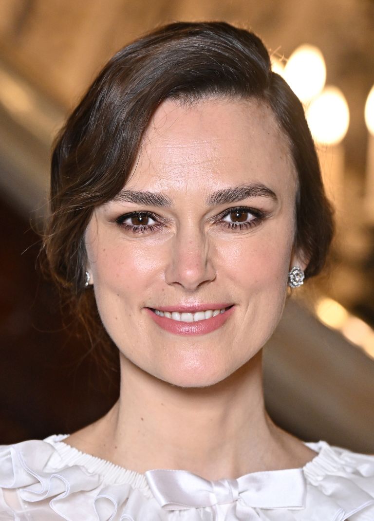 Η Keira Knightley έλαμψε στο show του οίκου Chanel με ένα soft glam μακιγιάζ 4