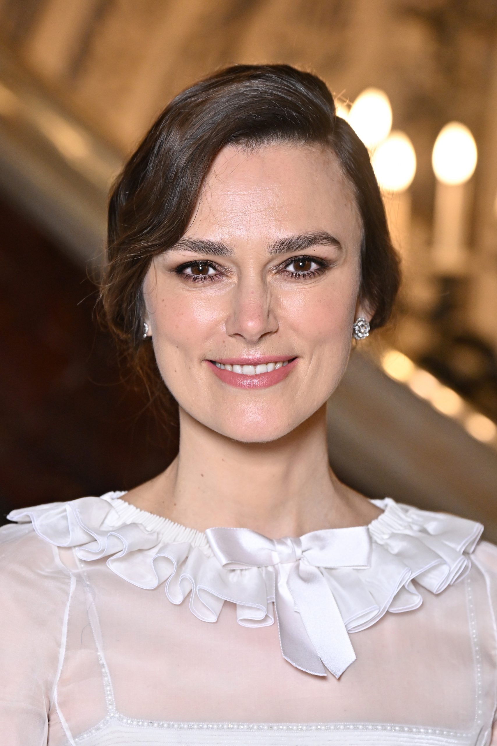 Η Keira Knightley έλαμψε στο show του οίκου Chanel με ένα soft glam μακιγιάζ 2