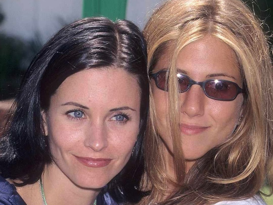 H Courteney Cox έκλεισε τα 60 και η Jennifer Aniston της εύχεται με iconic στιγμιότυπα 1