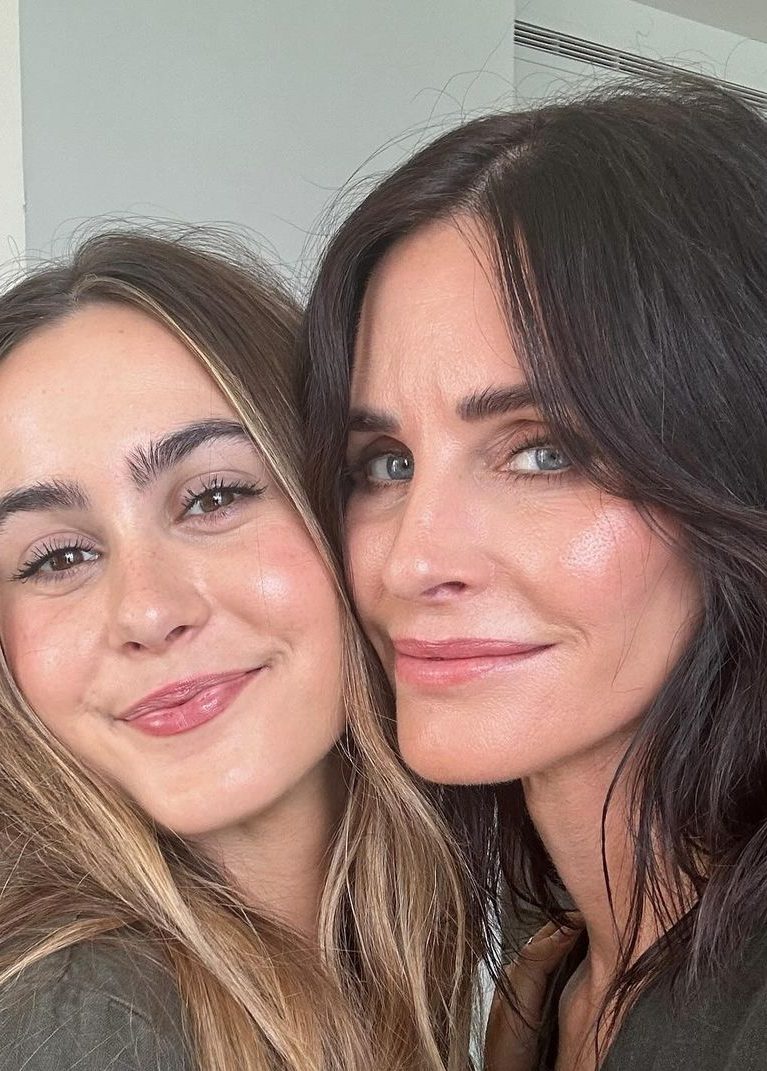 Courteney Cox: Αποχωρίστηκε τα μακριά μαλλιά της κι ενέδωσε στο bob κούρεμα 2