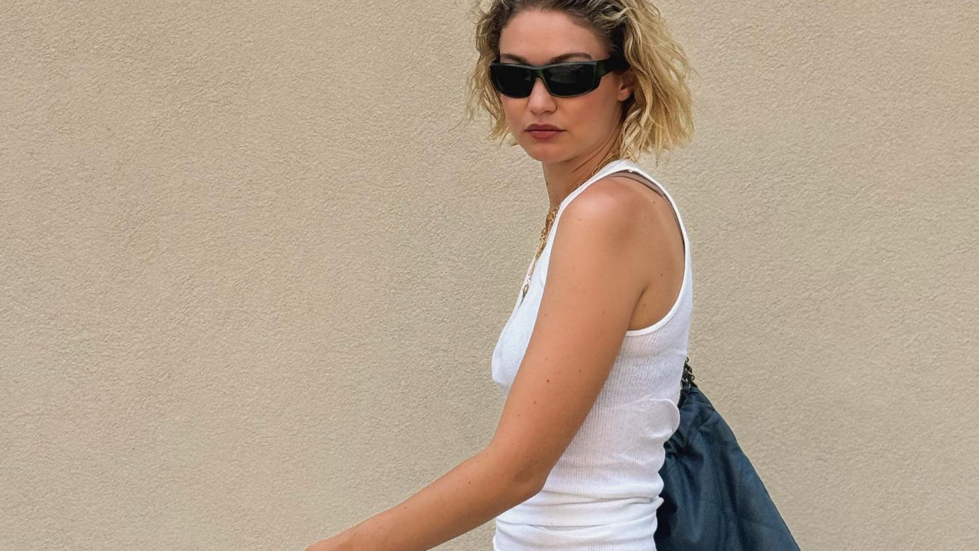 H Gigi Hadid βρήκε την τέλεια φούστα για δροσερές και αβίαστα κομψές εμφανίσεις 1