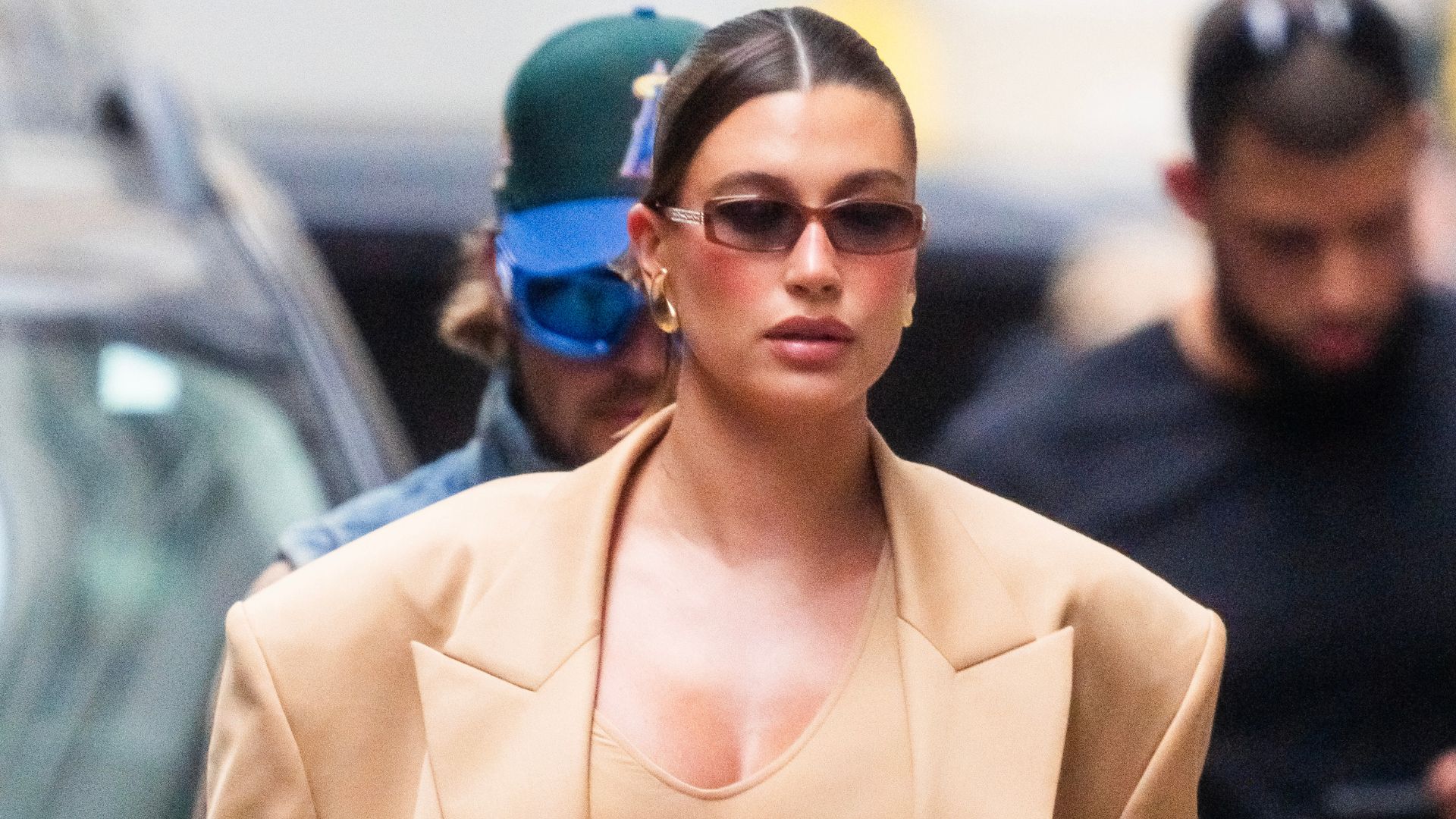 Hailey Bieber: Θα είναι το maternity style της καλύτερο από της Rihanna; 1