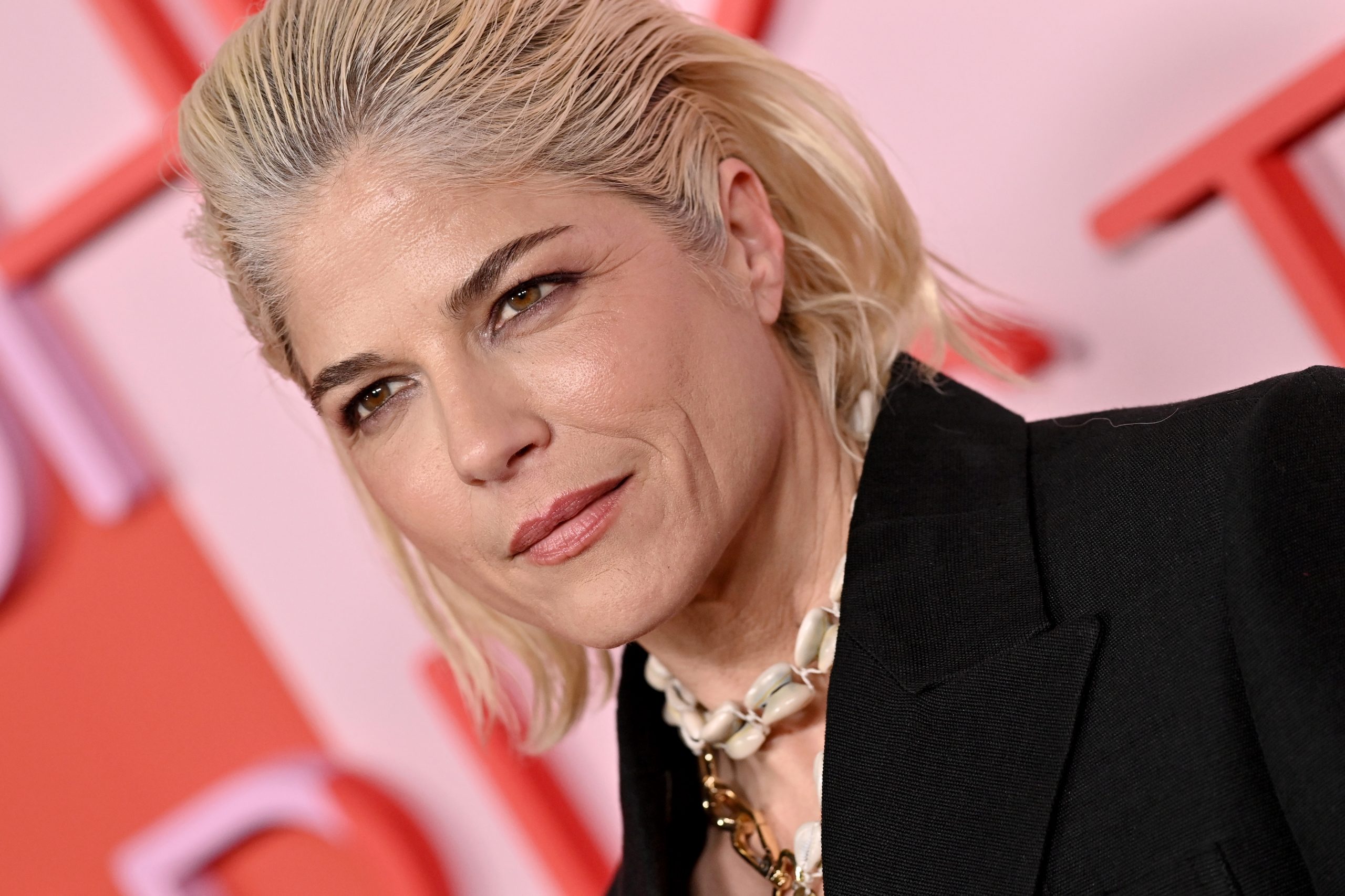 Selma Blair- Πώς η σκλήρυνση κατά πλάκας της άλλαξε γνώμη για το μπότοξ: «Έκανα 100 ενέσεις στην πλάτη, δεν με απασχολεί στο πρόσωπο» 1