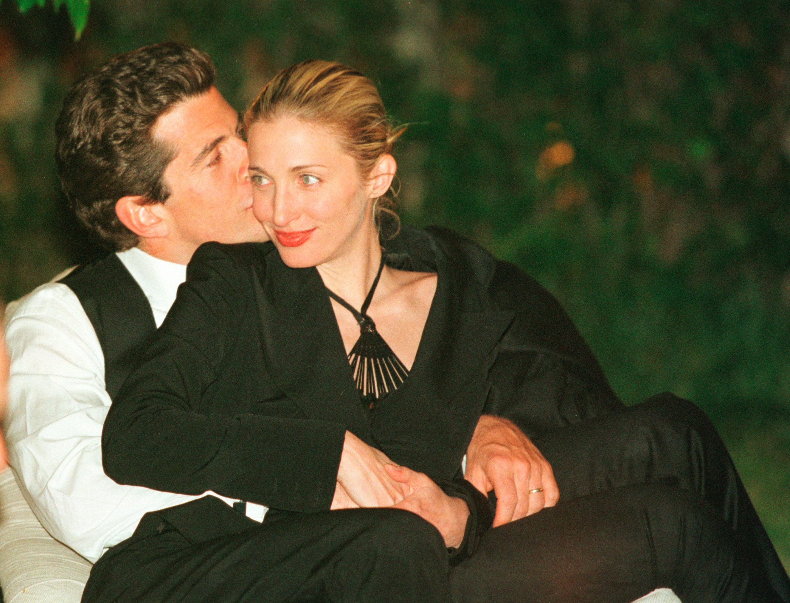 John Kennedy JR -Carolyn Bessette: To μοιραίο love story και το μυστήριο των τελευταίων ημερών τους 5