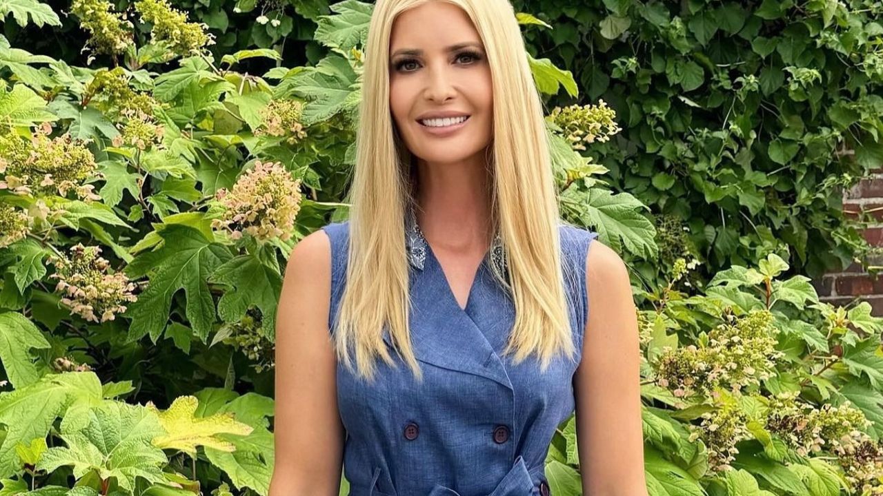 H Ivanka Trump ποζάρει φορώντας ελληνικό brand -Βρήκε το ιδανικό φόρεμα για τις μέρες στο γραφείο με καύσωνα 1