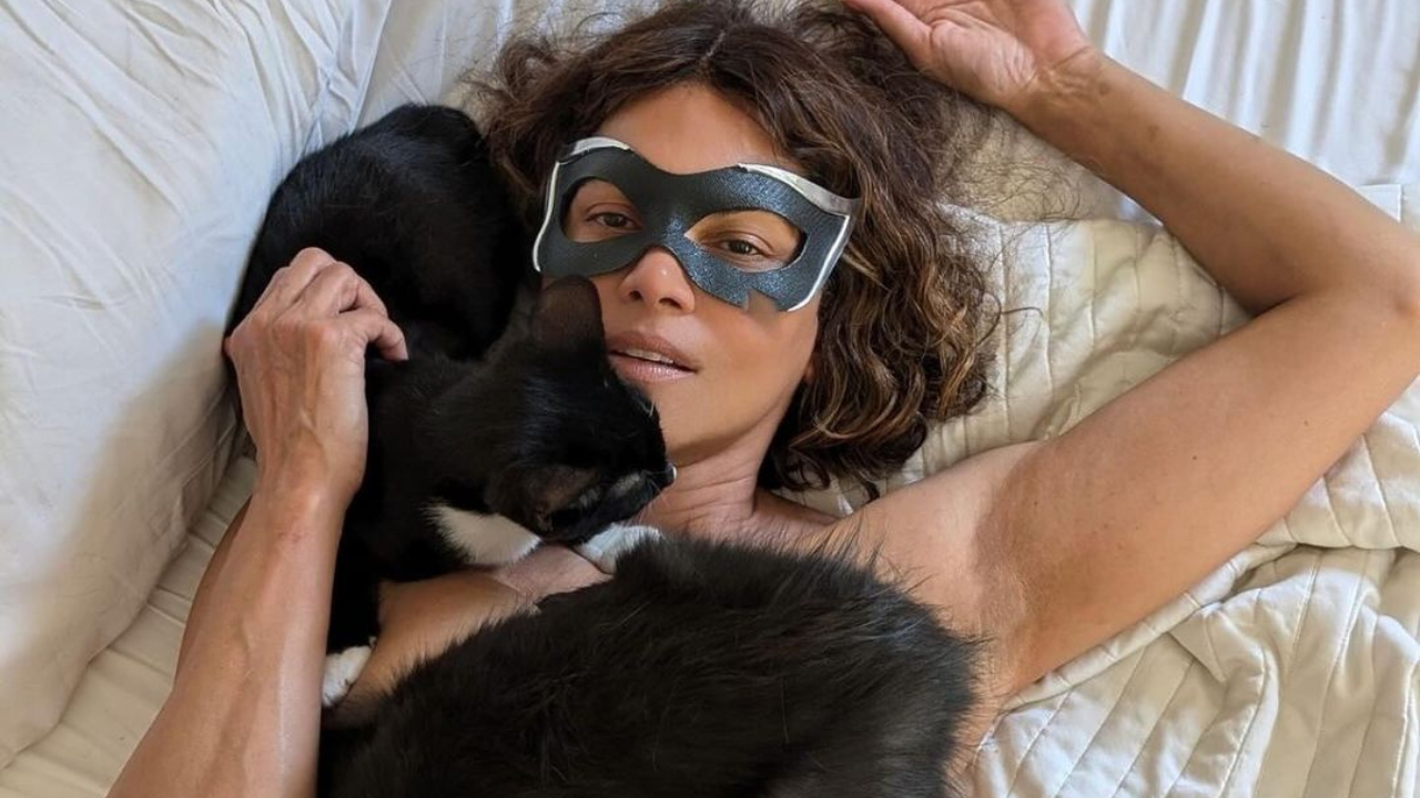 Η Halle Berry αναβιώνει τον ρόλο της Catwoman 20 χρόνια μετά – Ημίγυμνη ποζάρει με τις γάτες της 1