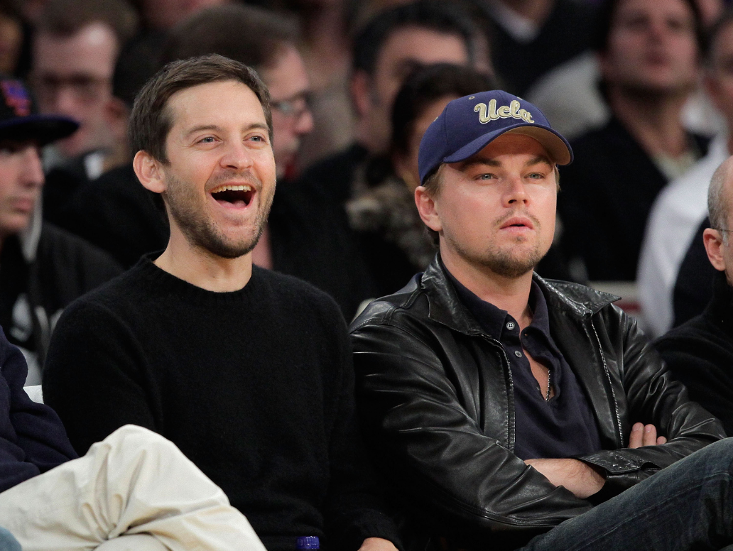 Κρατάει χρόνια αυτή η φιλία: Ο Leonardo DiCaprio και ο Tobey Maguire βολτάρουν με casual looks στη Νέα Υόρκη 1