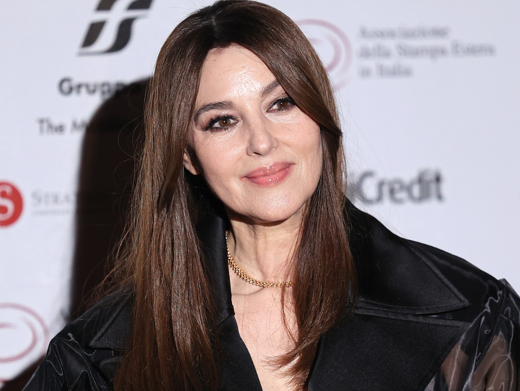 H Monica Bellucci βραβεύτηκε για την προσφορά της στον κινηματογράφο και ο Tim Burton δεν σταμάτησε να την φιλά 1