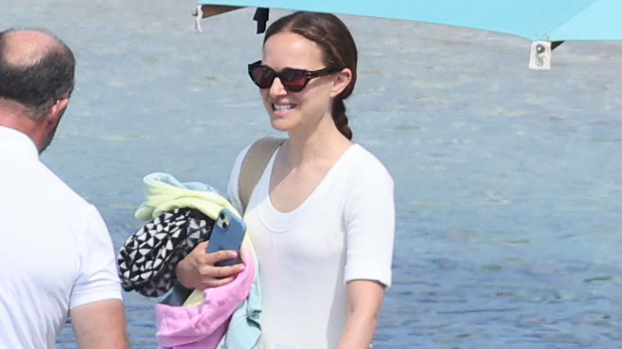 H Natalie Portman φλεξάρει την απλότητά της στη Μύκονο- Με casual φόρεμα και παντόφλες των 50€ 1