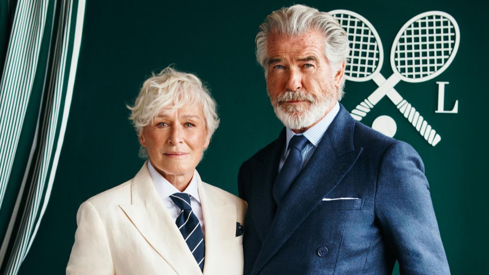 Δύο silver foxes μαζί – H Glenn Close και ο Pierce Brosnan ποζάρουν φορώντας τα κοστούμια τους στο Wimbledon 1