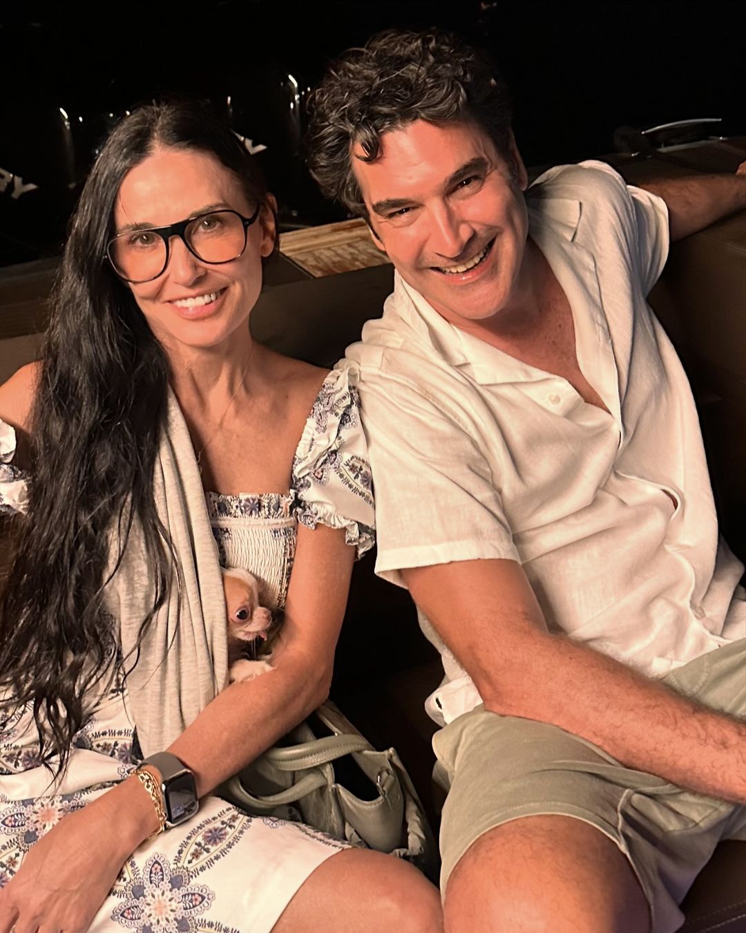 H Demi Moore αγκαλιά με τον Χριστόφορο Παπακαλιάτη στους Παξούς 3