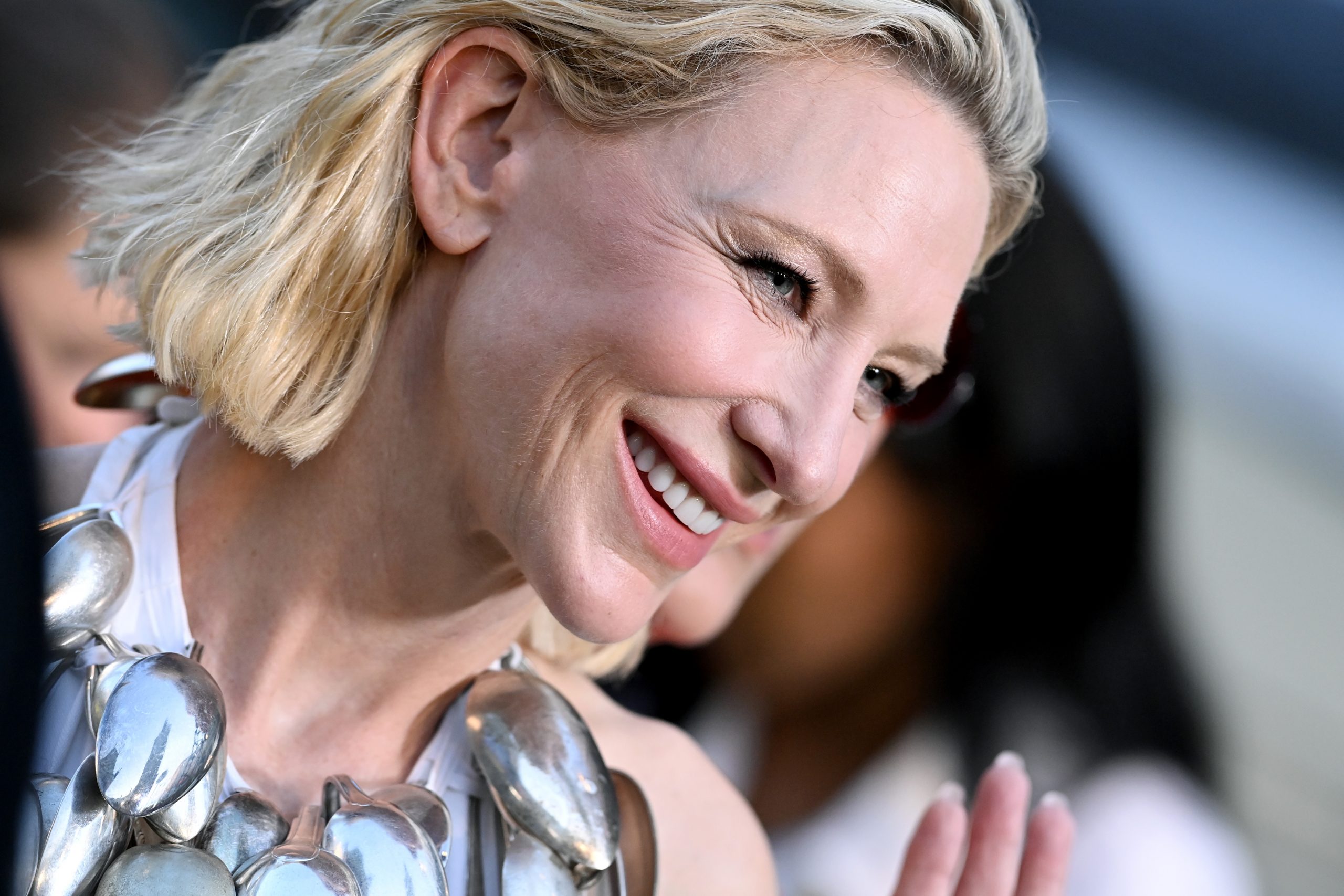 Η Cate Blanchett απέδειξε ότι είναι η πιο εντυπωσιακή φορώντας ακόμα και… κουτάλια – To top που τράβηξε τα βλέμματα 1