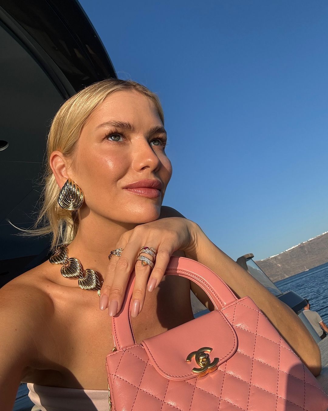 Lena Perminova: Το fashion icon από τη Ρωσία απολαμβάνει τις διακοπές της στη μαγευτική Σαντορίνη 5