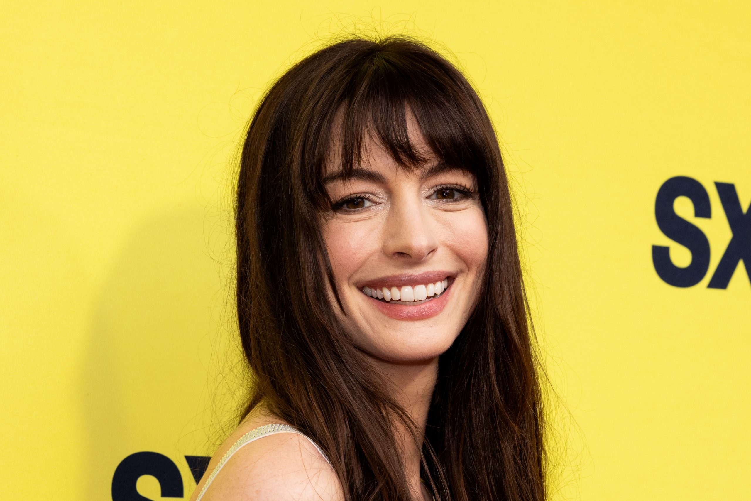 Η Anne Hathaway προστατεύει την επιδερμίδα της από τον ήλιο με τον δικό της μοναδικό τρόπο και γίνεται το meme του καλοκαιριού 1