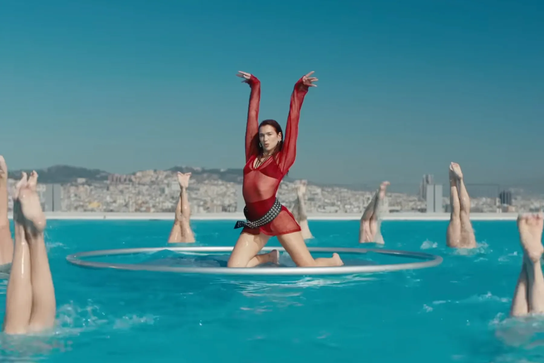 Dua Lipa: Το κόκκινο γαλλικό της είναι τέλειο για να το δοκιμάσετε στο επόμενο ραντεβού 1