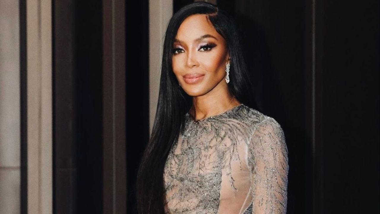 Ατελείωτο καλοκαίρι για την Naomi Campbell  – Στην Μύκονο με λευκό μπικίνι και εντυπωσιακά κοσμήματα 1