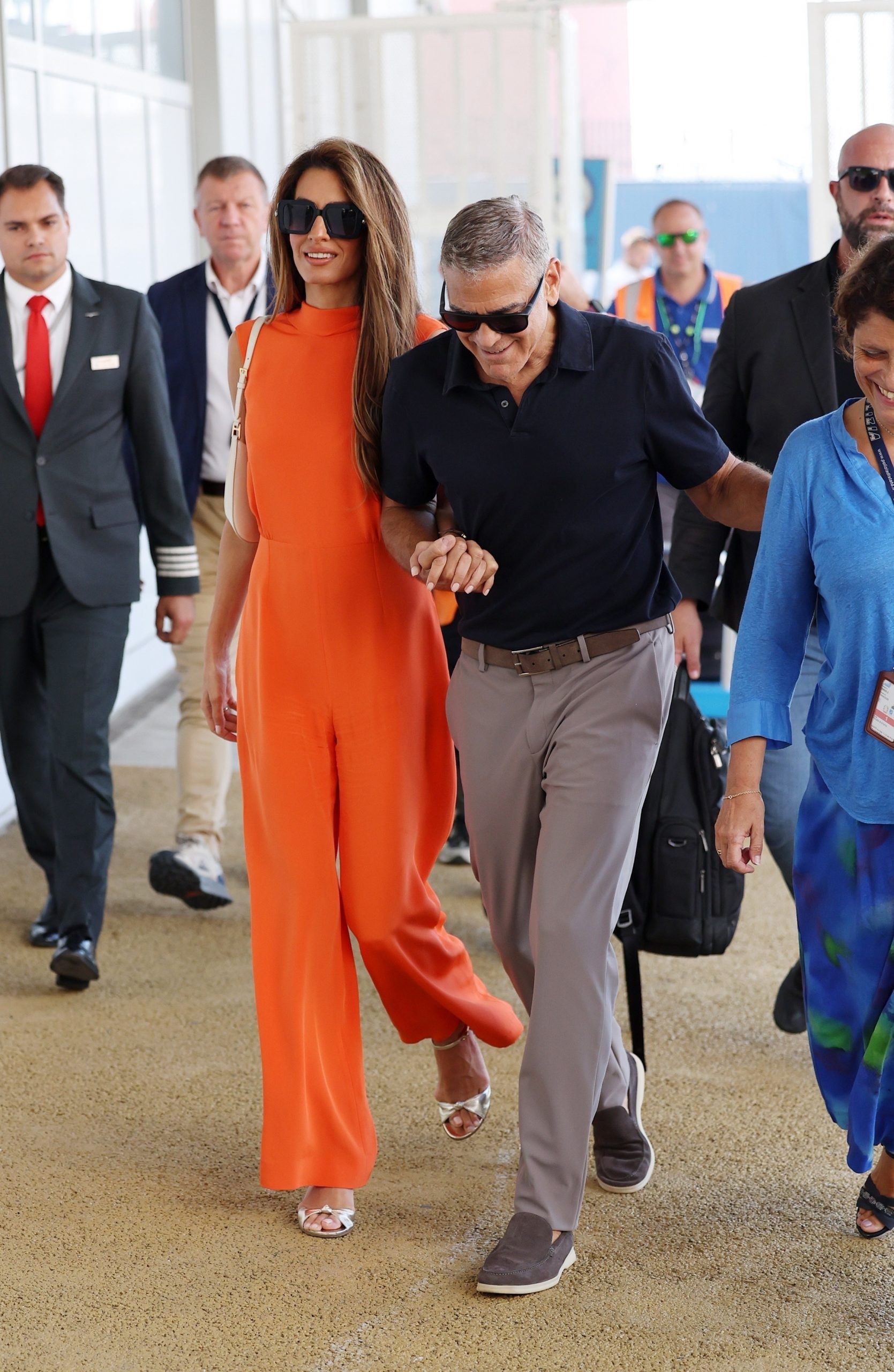 H πορτοκαλί jumpsuit της Amal Clooney είναι το σημάδι που ψάχνατε για να ντυθείτε τη μεταβατική περίοδο 2