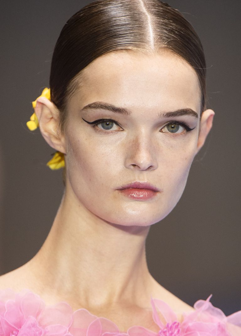 NYFW 24: Το αυστηρό low bun και το έντονο eyeliner κυριάρχησαν στο catwalk της Carolina Herrera 2