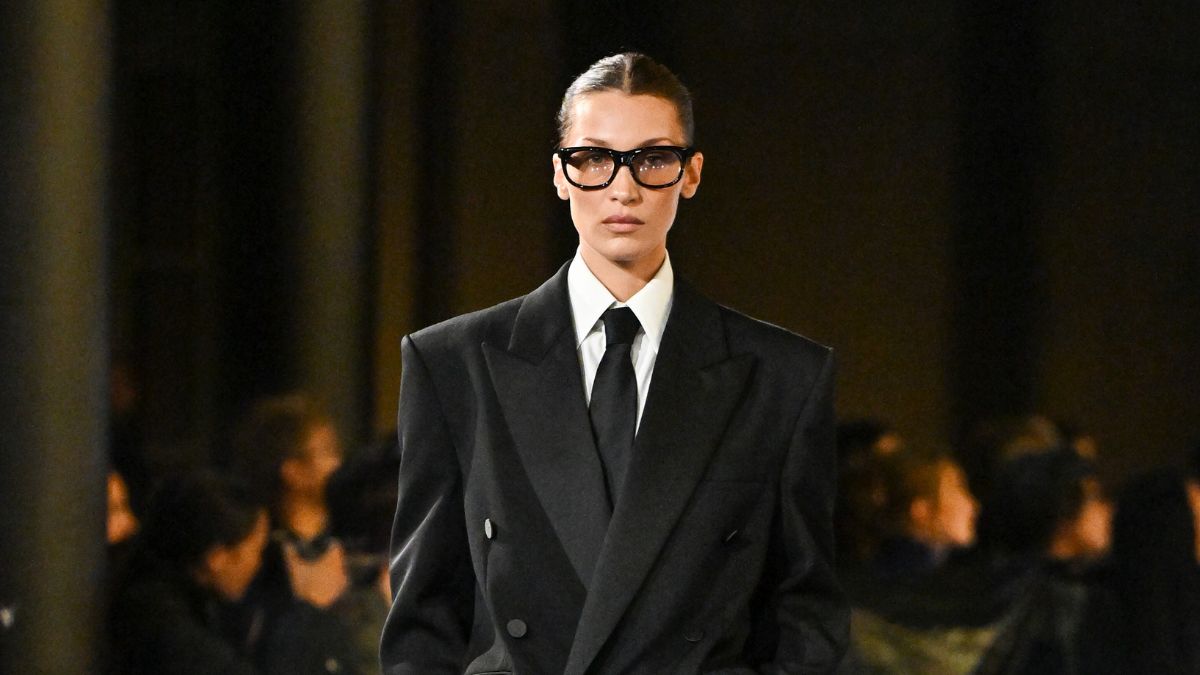 H Bella Hadid επέστρεψε στην πασαρέλα στο show Saint Laurent 1