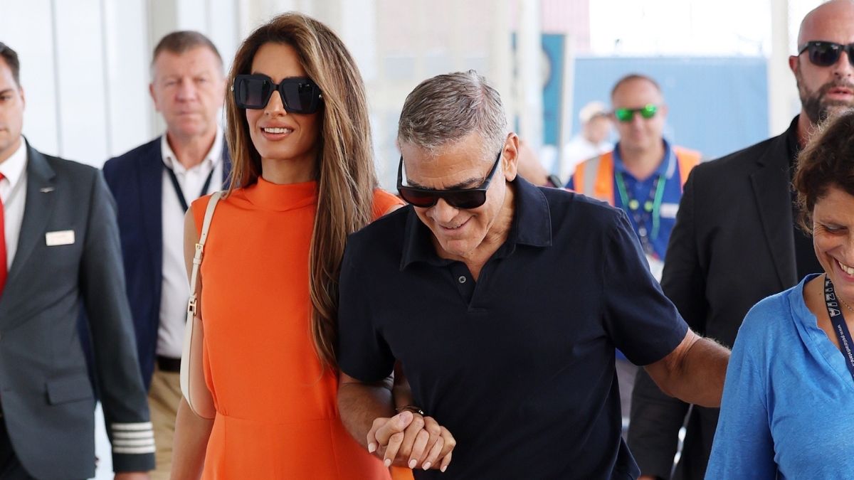 H πορτοκαλί jumpsuit της Amal Clooney είναι το σημάδι που ψάχνατε για να ντυθείτε τη μεταβατική περίοδο 1