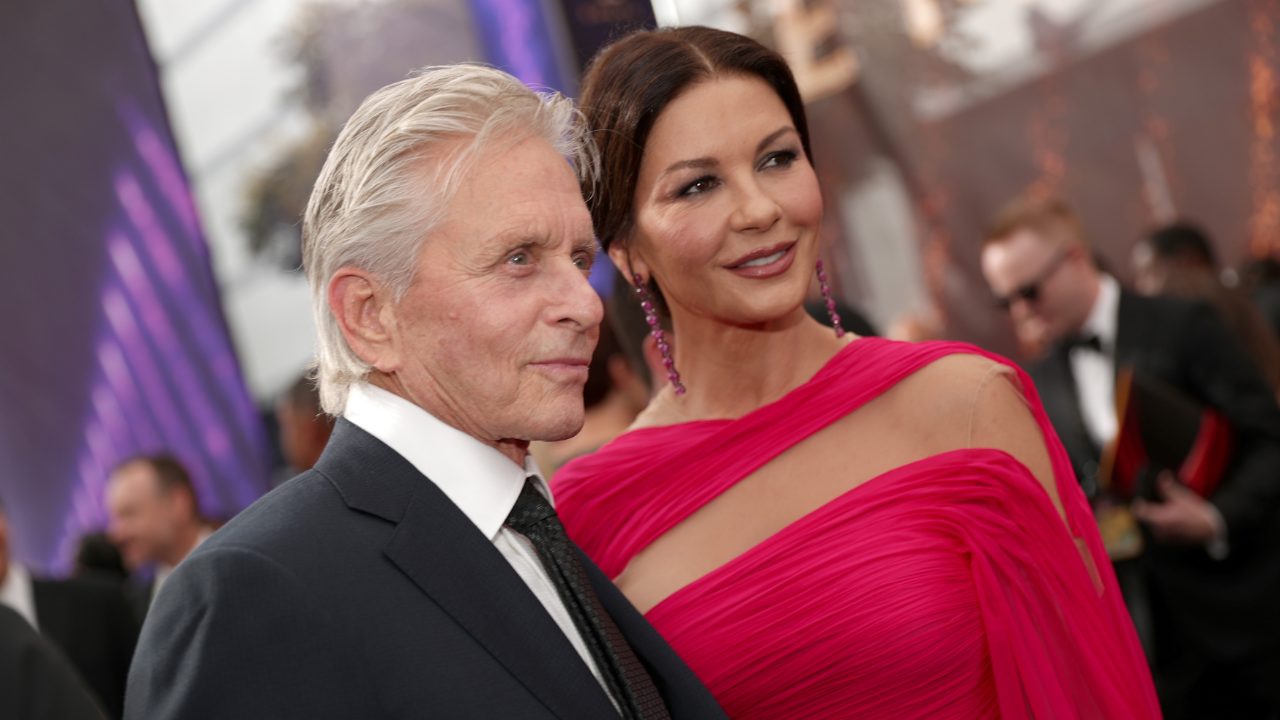 H Catherine Zeta-Jones και ο Michael Douglas έχουν γενέθλια την ίδια μέρα- Οι ευχές και η γυμνή λήψη από το μπάνιο 1