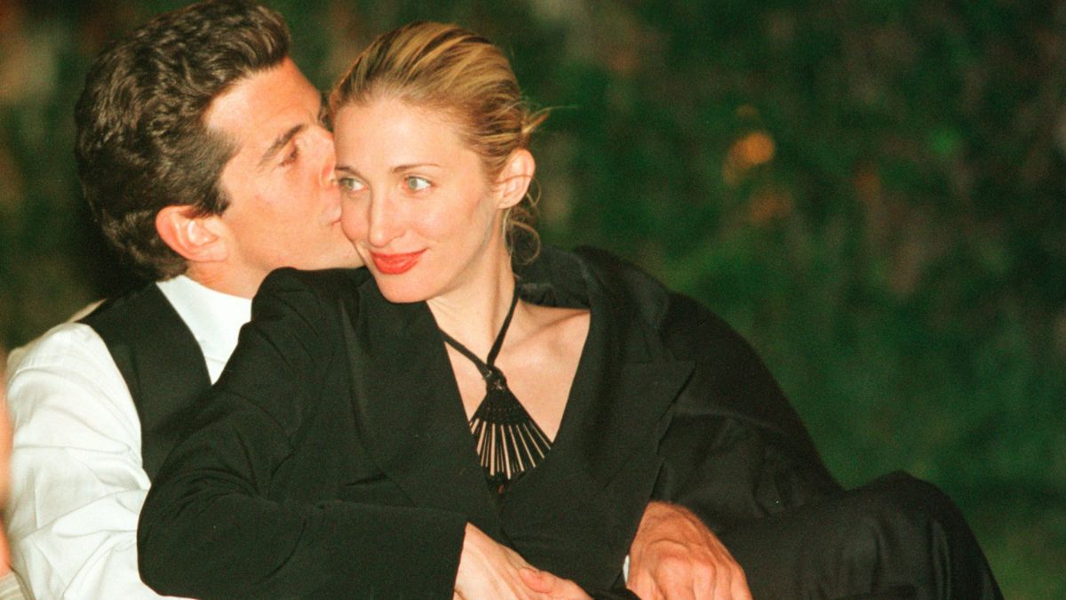 John Kennedy Jr- Carolyn Bessette: Η δραματική ιστορία τους θα γίνει τηλεοπτικό σίριαλ από τον Ryan Murphy 1