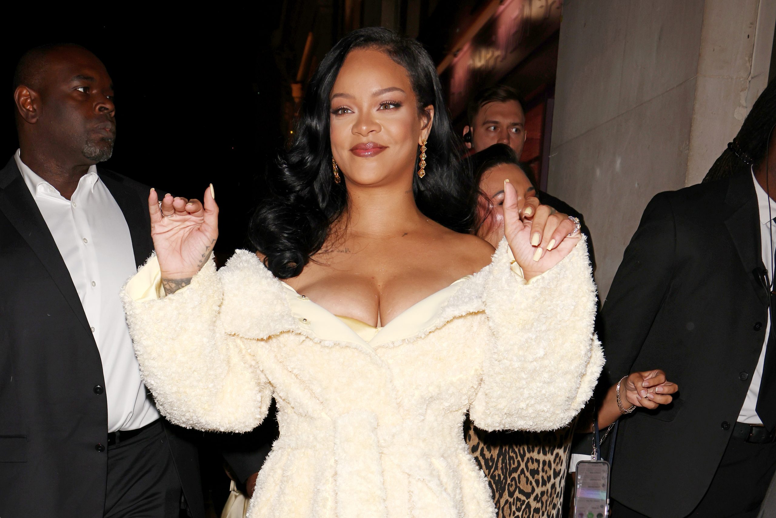 Rihanna: Το butter yellow mani της είναι must και το φθινόπωρο 1