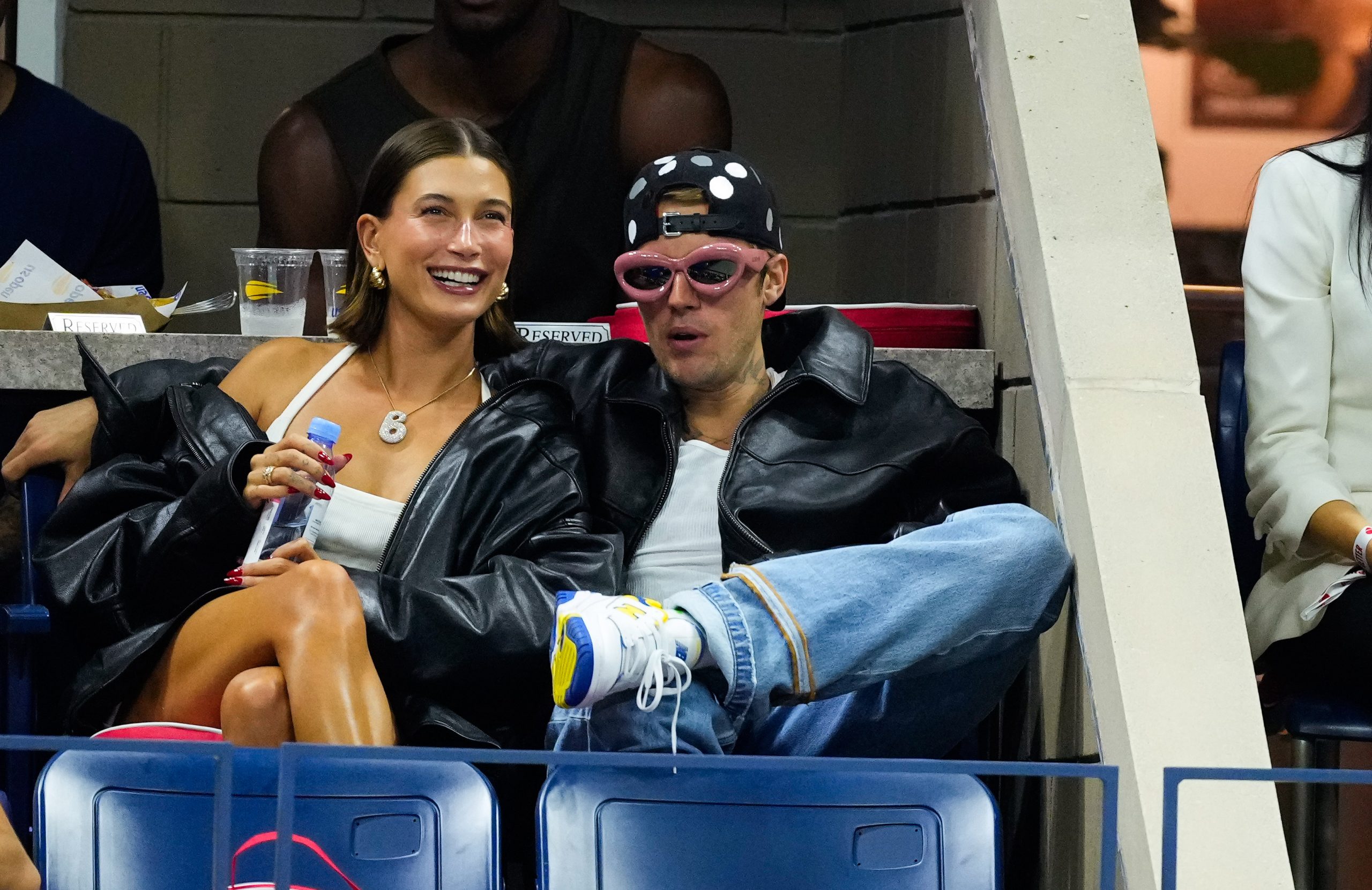 Hailey Bieber: H πρώτη δημόσια εμφάνιση μετά το σκάνδαλο P Diddy- Mε κοστούμι και γραβάτα μαζί με τον Justin