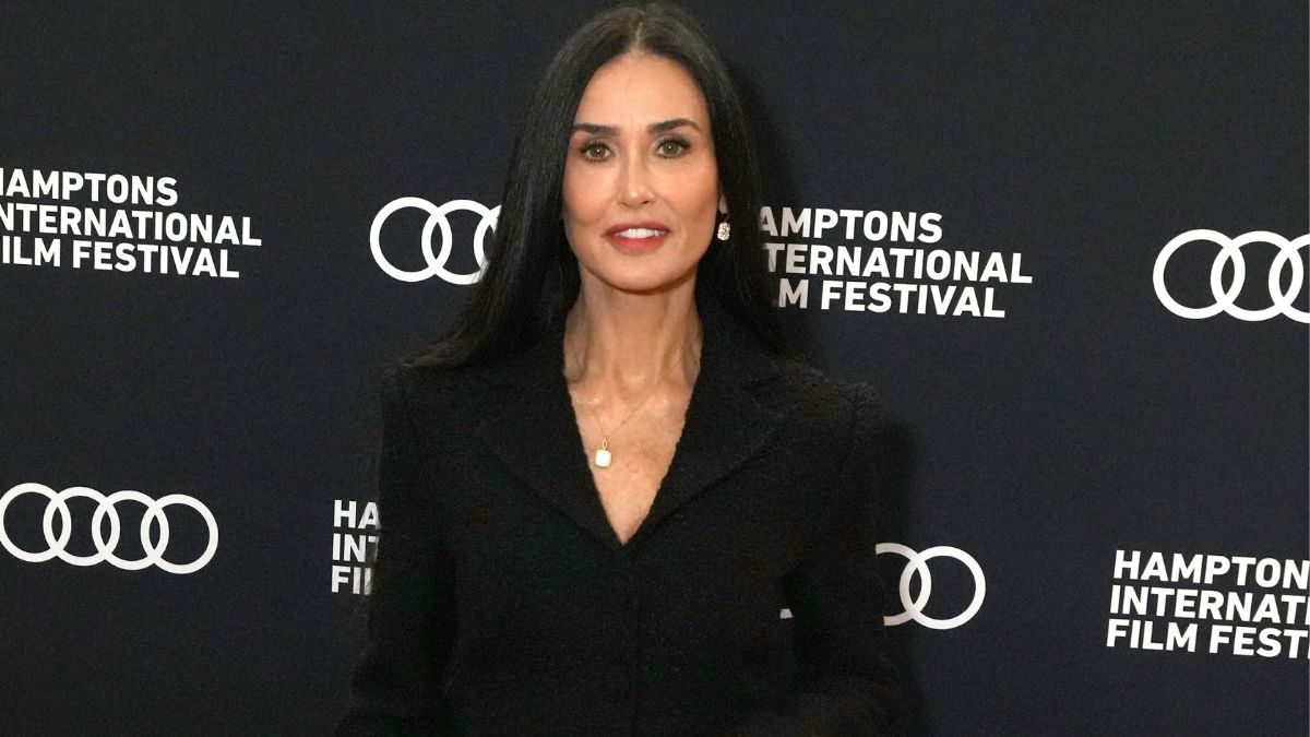 Demi Moore: H γκρι τζιν φούστα της μας τράβηξε την προσοχή -Είναι ιδανική για το φθινόπωρο 1