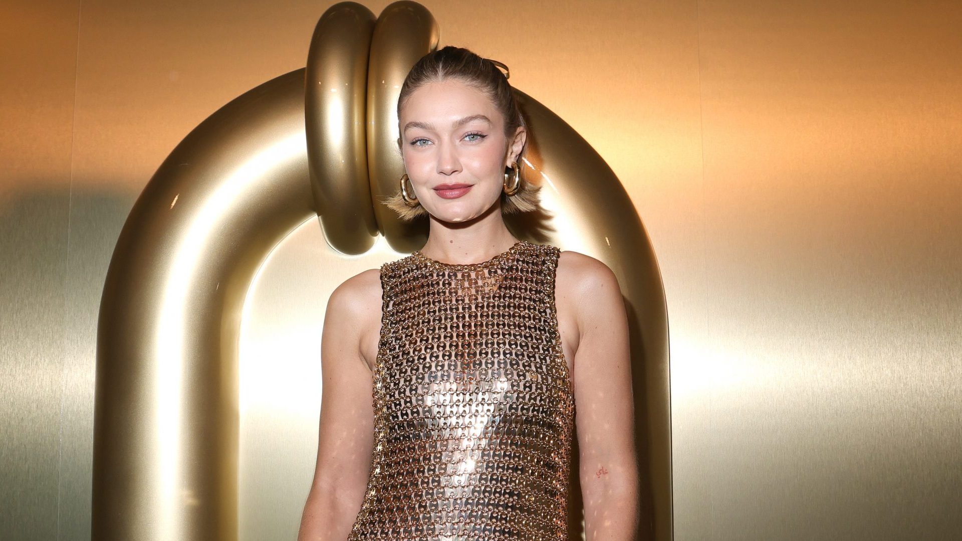 Gigi Hadid: Ταίριαξε το μανικιούρ της με το χρυσό φόρεμά της για την PFW 1