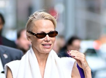 Η Pamela Anderson έκανε το πιο διαχρονικό χρώμα του χειμώνα στα νύχια της που ταιριάζει σε όλες