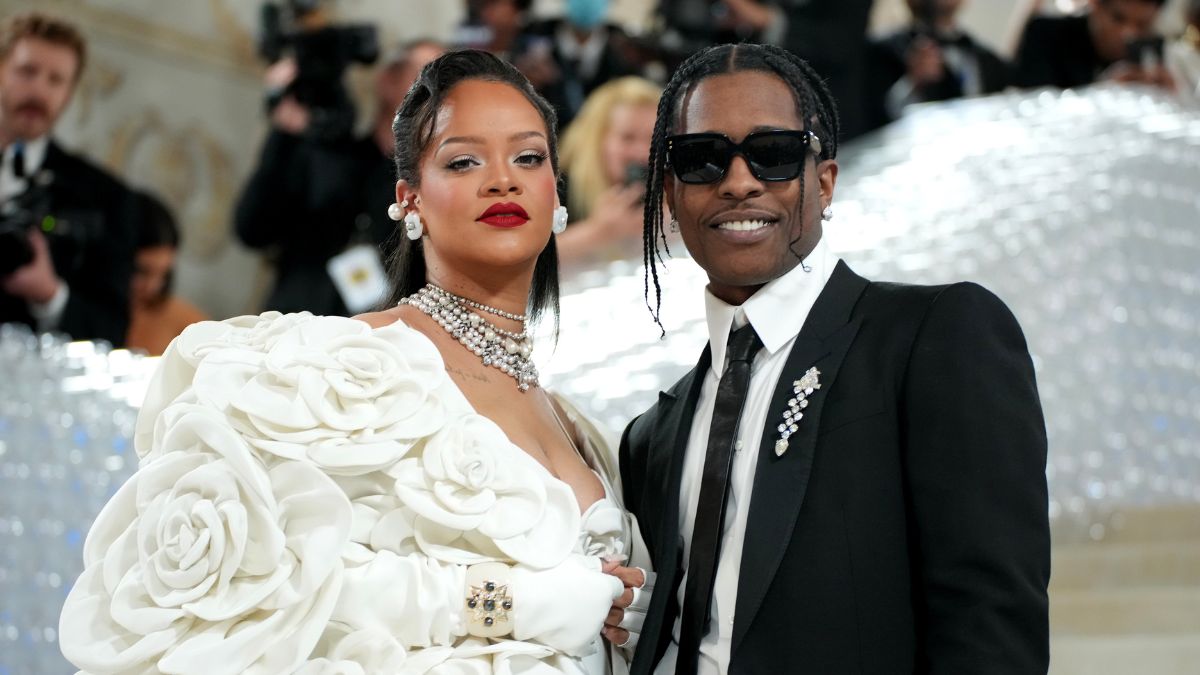 Η Rihanna φωτογραφίζει τον Asap Rocky και τον αποθεώνει στο εξώφυλλο της ζωής του 1