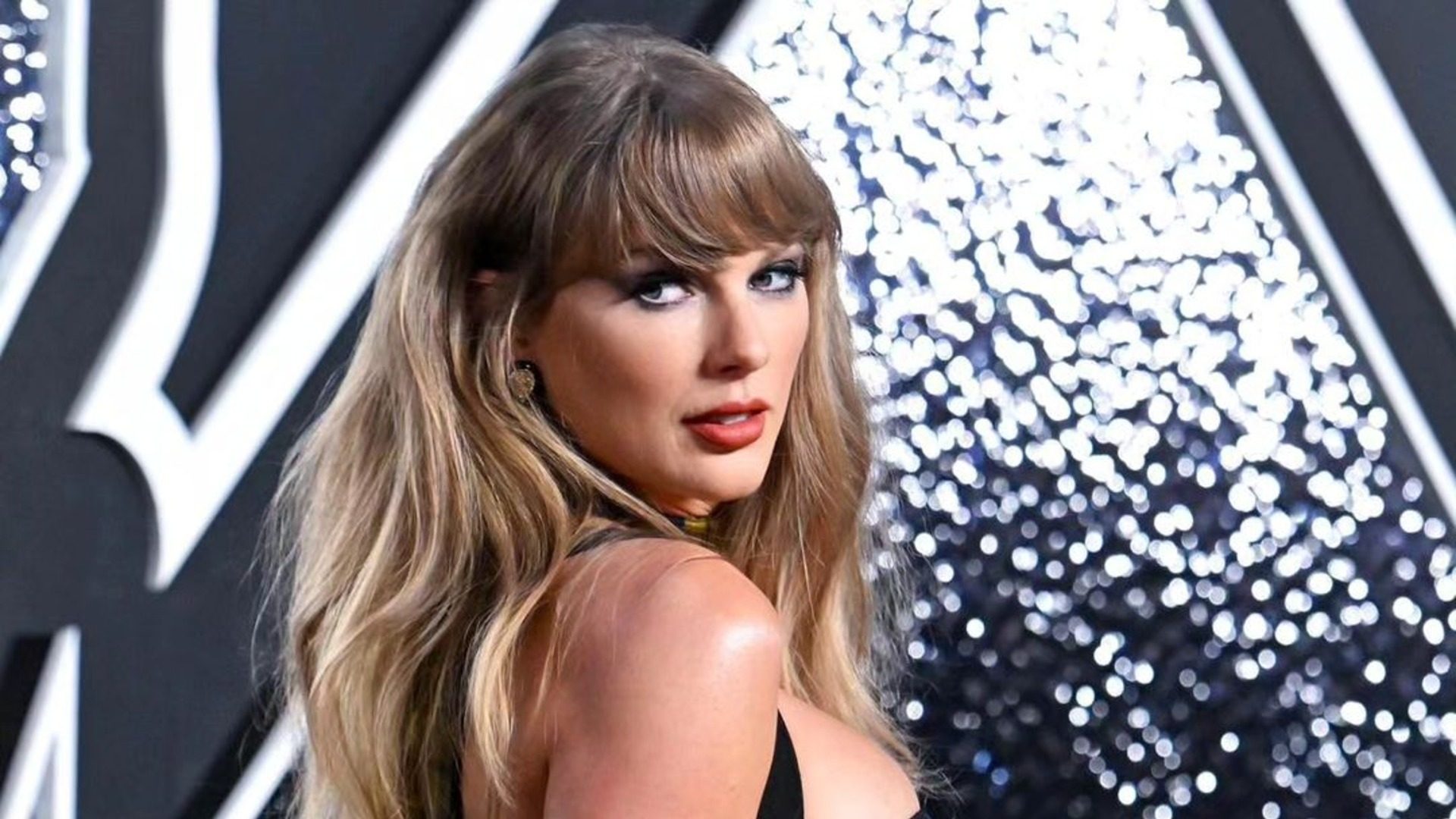 Η makeup artist της Taylor Swift αποκάλυψε το αγαπημένο κραγιόν της σταρ για το φθινόπωρο 1