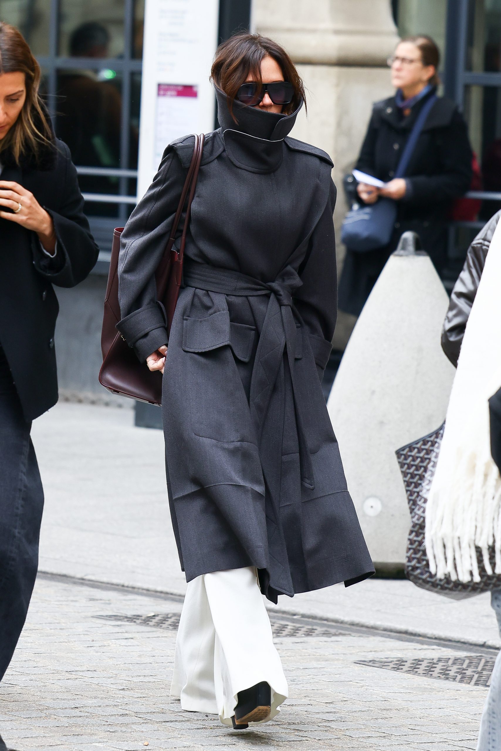 H Victoria Beckham τυλίχτηκε στο πιο ζεστό και stylish πανωφόρι και μας έδωσε έμπνευση 2